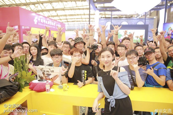 2019 ChinaJoy 展台粉丝合影