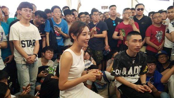 2017 斗鱼嘉年华：展台人潮